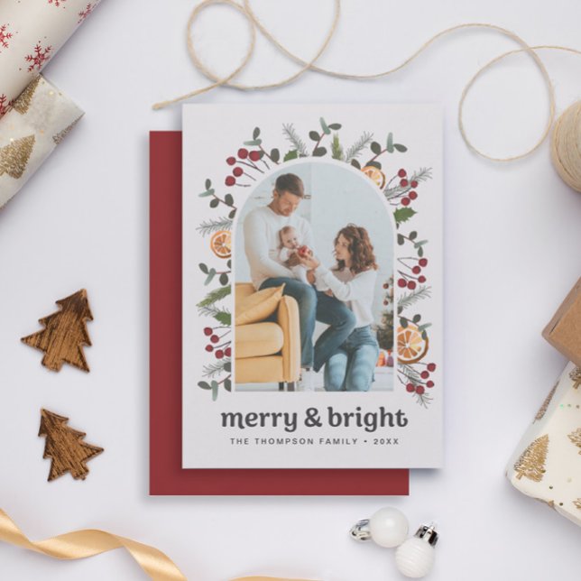 Tarjeta Festiva Navidades de fotografía de la familia de marcos ar (Merry and Bright holiday arch foliage family photo christmas card)