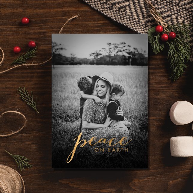 Tarjeta Festiva Navidades de fotografía de la familia Peace on Ear (Peace on Earth Family Photo Christmas Holiday Card)