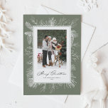 Tarjeta Festiva Navidades de fotografía de marco botánico de Taupe<br><div class="desc">Feliz Navidad! Envíe saludos navideños con esta tarjeta plana de Navidades temáticos vintage. Cuenta con pineconas de línea vintage, agujas de pino y enrejados con un fondo verde salado. Personalice agregando su foto, nombres, año y mensaje. Esta tarjeta plana de fotos vintage de Navidad está disponible en otros colores. Los...</div>