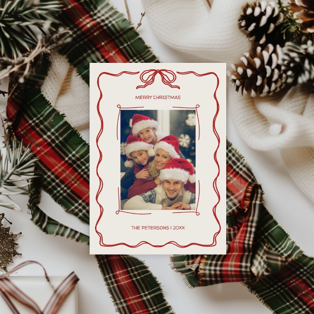 Tarjeta Festiva Navidades de fotografía de Red Green Retro ilustra (Simple Hand Drawn Red Christmas Card with Family Photo and Bow Ribbon Unique Quirky Trendy Aesthetic)