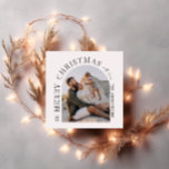 Tarjeta Festiva Navidades de fotografía de tipografía moderna<br><div class="desc">Moderna tarjeta de vacaciones de Navidades de collage de fotos con forma abstracta con un mínimo gráfico mínimo. Negrita en el diseño de tendencias. Parte de una colección de vacaciones.</div>