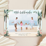 Tarjeta Festiva Navidades de fotografía de Tropical Beach Mele Kal<br><div class="desc">Una plantilla moderna y de moda para los Navidades de fotos Mele Kalikimaka. Esta tarjeta tropical de vacaciones cuenta con palmeras acuáticas, flores de hibisco y una escena de playa de arena. Una buena manera de enviar a tus Navidades saludos de vacaciones desde Hawái. LA FOTO DE LA FAMILIA DE...</div>