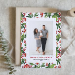 Tarjeta Festiva Navidades de fotografía de vegetación festiva y Wi<br><div class="desc">Feliz Navidad! Envíe sus más cálidos deseos de vacaciones con nuestra tarjeta de Navidades fotográficos de personalizable, que incluye un hermoso diseño acuático de bayas rojas de invierno y exuberante vegetación. Esta elegante tarjeta de Navidades le permite mostrar su foto favorita mientras agrega un toque personal con su mensaje personalizado....</div>