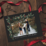 Tarjeta Festiva Navidades de fotografía de Winter Greenery Black<br><div class="desc">Esta elegante tarjeta de vacaciones para Navidades de fotografía negro de invierno verde es completamente personalizable. ¿Quieres personalizar aún más? Haga clic en "Editar usando la herramienta de diseño". Este diseño forma parte de una colección. Original acuarela de arte pintada por el diseñador Stacey Meacham.</div>