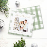Tarjeta Festiva Navidades de fotografía del Personalizado Cute Gre<br><div class="desc">Tarjeta de vacaciones Green Gingham Plaid Watercolor Photo Square Navidades - Elegante foto de la familia personalizado texturado diseño de ilustracion acuático. Personaliza con tu foto,  nombre y año de familia.</div>