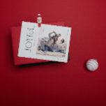 Tarjeta Festiva Navidades de fotografía familiar alegres y mínimos<br><div class="desc">Bienvenidos a las vacaciones de este año con una tarjeta de vacaciones para Navidades de fotografía familiar moderna Minimal Joyful que captura ese momento perfecto de alegría con una familia unida. Esta tarjeta de moda en blanco y negro es la encarnación perfecta del estilo moderno y minimalista que anhelamos. Las...</div>