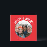 Tarjeta Festiva Navidades de fotografía familiares de personalizad<br><div class="desc">Celebra la temporada con esta tarjeta de vacaciones de Navidades de fotos familiares Red 2 de la Personalizado. Esta tarjeta de forma cuadrada presenta un fondo rojo osado con una tipografía roja vintage, añadiendo un toque clásico pero festivo. La parte delantera muestra tu foto familiar favorita enmascarada en un círculo...</div>