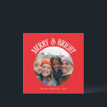 Tarjeta Festiva Navidades de fotografía familiares de personalizad<br><div class="desc">Celebra la temporada con esta tarjeta de vacaciones de Navidades de fotos familiares Red 2 de la Personalizado. Esta tarjeta de forma cuadrada presenta un fondo rojo osado con una tipografía roja vintage, añadiendo un toque clásico pero festivo. La parte delantera muestra tu foto familiar favorita enmascarada en un círculo...</div>
