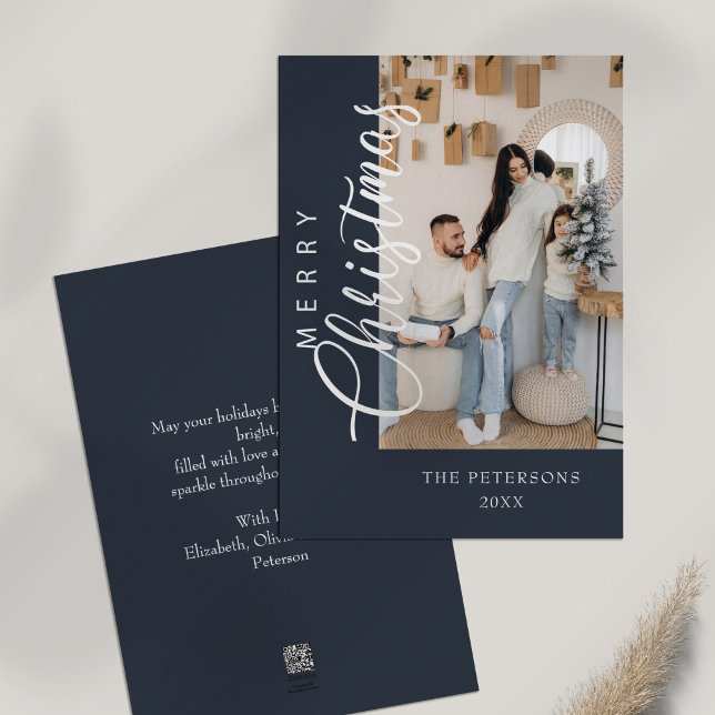Tarjeta Festiva Navidades de fotografía modernos de Midnight Blue  (Modern Midnight Blue Photo Christmas Greeting Holiday Card on white table.)