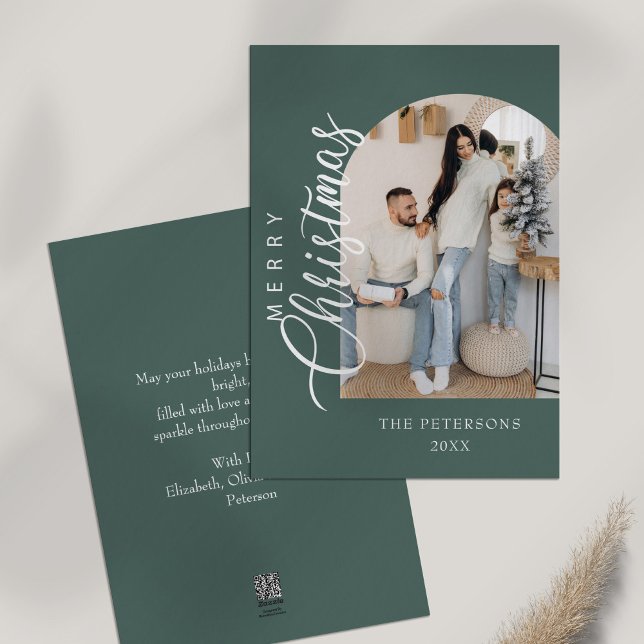 Tarjeta Festiva Navidades de fotografía verde de la forma arca sal (Arch Shape Sage Green Photo Christmas Greeting Holiday Card on a table with dry wildflower.)