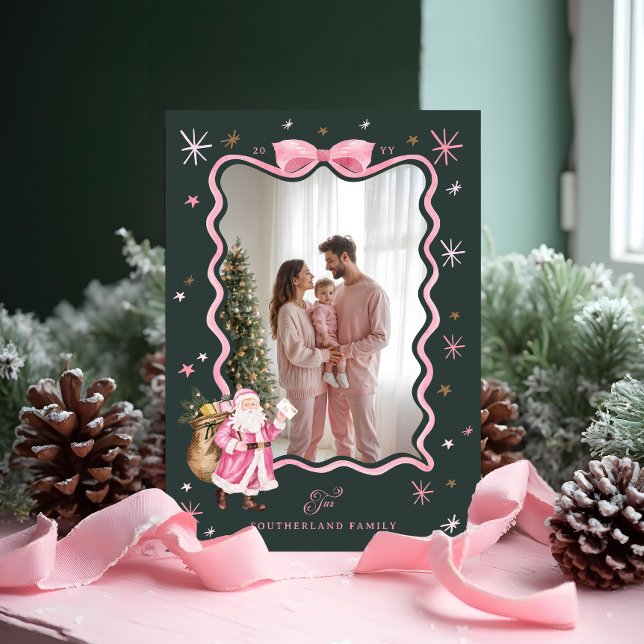 Tarjeta Festiva Navidades de fotos de cinta rosa de regalo diverti (Fun Retro Santa Wavy Pink Ribbon Photo Christmas Holiday Card)