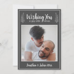 Tarjeta Festiva Navidades de Gay Olde Navidades LGBTQ Chalkboard<br><div class="desc">Celebra tu amor y desea que tus amigos y familia sean buenos con esta tarjeta de Navidades personalizada. Añade tu foto y mensaje de personalizado en la parte posterior.</div>