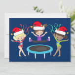 Tarjeta Festiva Navidades de gimnasia artística<br><div class="desc">Esta hermosa tarjeta de Navidades de gimnasia cuenta con 3 lindos chicas de gimnastas usando sombreros de Santa y sosteniendo una pose con cintas en un fondo de vacaciones azul bonito. La rubia sostiene una cinta roja, la morena salta sobre un trampolín, y el chica afroamericano sostiene una cinta verde....</div>