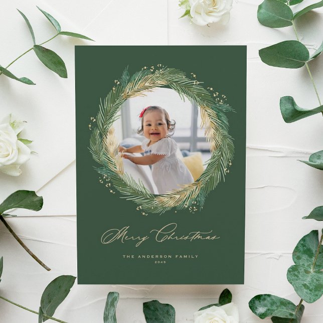 Tarjeta Festiva Navidades de guirnaldas de oro y pino verde foto (Faux Gold Foil Pine Needles Wreath Merry Christmas Photo Holiday Card)