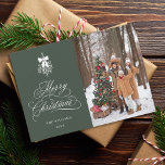 Tarjeta Festiva Navidades de Holly Berry Bouquet Foto Llanura Verd<br><div class="desc">Esta tarjeta de Navidad fotográfico incluye elegantes y románticas letras de caligrafía rápida con un ramo de berry en invierno y un patrón de árbol de Navidad en la parte trasera. Para una personalización más avanzada de este diseño,  haga clic en el BOTÓN HERRAMIENTA DE DISEÑO AZUL de arriba.</div>