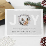 Tarjeta Festiva navidades de 'JOY' Foto de guirnalda botánica<br><div class="desc">Tarjeta de vacaciones para navidades de fotos de acuarela moderna. Con un fondo de moda con la tipografía blanca 'JOY' incluyendo una rústica acuarela botánica de invierno pintada con una imagen de su elección,  un mensaje personalizado,  el nombre de su familia y el año.</div>