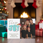 Tarjeta Festiva Navidades de la familia fotográfica Peace Joy Retr<br><div class="desc">Este diseño festivo de Peace & Joy fue creado usando un divertido y moderno tipo de letra de guión y mi letra de bloque con letras a mano en un estilo retro de los años 80 en azul acuático y rojo coronado con mi sombrero Santa pintado a mano con bayas...</div>