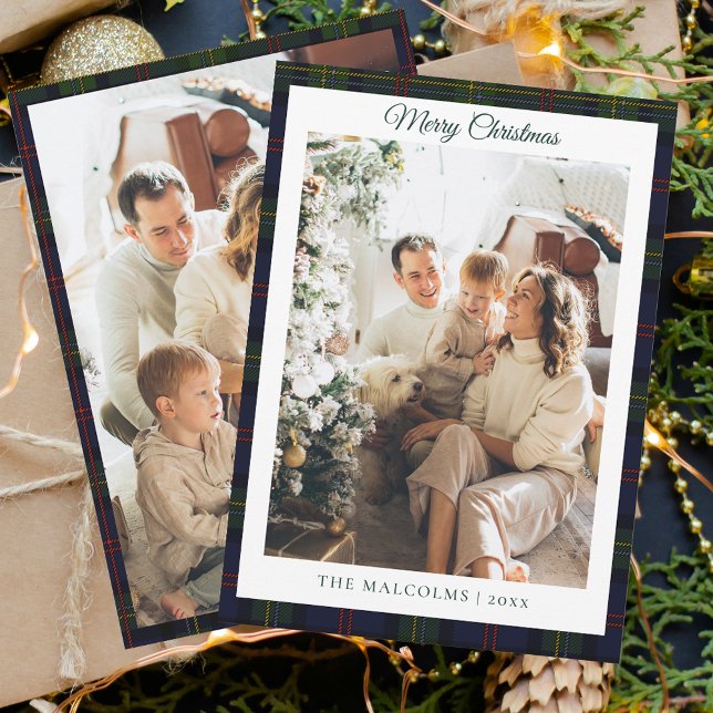Tarjeta Festiva Navidades de la familia Tartán de 2 fotos de estil (Rustic Plaid Family Photos Script Tartan Christmas Greetings Card)