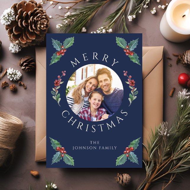 Tarjeta Festiva Navidades de la Marina Azul de invierno de la mode (Modern Navy Blue Winter Greenery Christmas Photo Holiday Card)