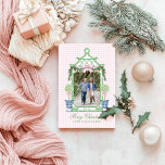 Tarjeta Festiva Navidades de la Preppy Chinoiserie Monograma Pagod<br><div class="desc">Este adorno navideño tiene un diseño de estilo Preppy Chinoiserie,  con un marco de pagoda de bambú verde con Navidades que cuelgan con un arco rosado y dos topiarios en macetas Chinoiserie. Puedes personalizar con un nombre el año y tu foto.</div>