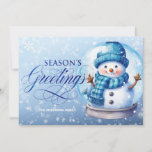 Tarjeta Festiva Navidades de la temporada azul de Snowman<br><div class="desc">personalizable de "Saludos de la temporada" con formato horizontal para Navidades, tarjeta de saludo con un lindo muñeco de nieve dentro de un globo de nieve sobre un suave fondo azul. Personaliza con tu apellido. Comuníquese conmigo para obtener ayuda con sus personalizaciones o para solicitar productos adicionales de correspondencias o...</div>