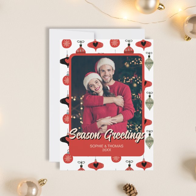Tarjeta Festiva Navidades de la temporada de saludos de la pareja  (Season Greetings Christmas Couple Photo Red Holiday Card)