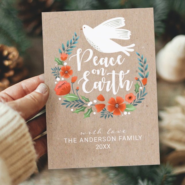 Tarjeta Festiva Navidades de la Tierra por la paz en escritura mod (A beautiful Christmas card featuring a floral wreath with a dove and the message Peace on Earth.)