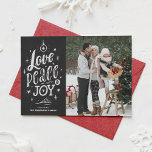 Tarjeta Festiva Navidades de Love Peace and Joy Chalkboard Foto<br><div class="desc">Amor,  paz y alegría. Envíe sus deseos de vacaciones a su familia y amigos con esta tarjeta de vacaciones de personalizable. Cuenta con letras rústicas a mano y un bonito fondo de pizarra. Esta tarjeta de foto navideña de pizarra está disponible en otros estilos de tarjeta.</div>