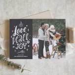 Tarjeta Festiva Navidades de Love Peace and Joy Chalkboard Foto<br><div class="desc">Amor,  paz y alegría. Envíe sus deseos de vacaciones a su familia y amigos con esta tarjeta de vacaciones de personalizable. Cuenta con letras rústicas a mano y un bonito fondo de pizarra. Esta tarjeta de foto navideña de pizarra está disponible en otros estilos de tarjeta.</div>