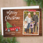 Tarjeta Festiva Navidades de madera de Cinta Cinta Cinta Cinta Cin<br><div class="desc">Camión Rojo Vintage con color de agua de pincel moderno con tarjeta de vacaciones de la familia navideña de navidad - Madera rústica de campo,  cinta de nevadas rojas</div>