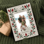 Tarjeta Festiva Navidades de marco floral clásicos elegantes<br><div class="desc">Esta magnífica tarjeta fotográfica de vacaciones evoca todos los sentimientos de los Navidades, con un marco floral dibujado a mano en Navidades tradicionales, con colores de verde profundo, rojo borgoña y marfil sobre un fondo de color personalizado (mostrado en beige de arena). La parte posterior de la tarjeta contiene más...</div>