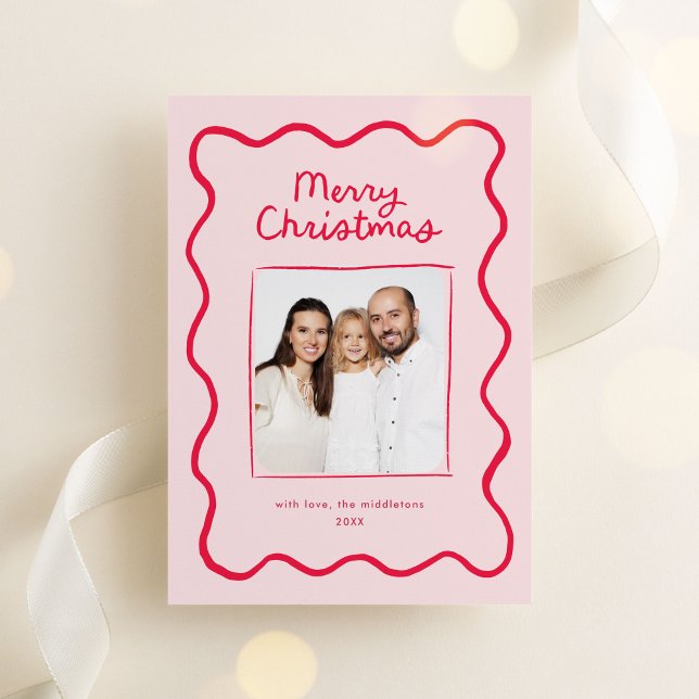 Tarjeta Festiva Navidades de marco ondulado rosado y caprichoso (whimsical, quirky Christmas photo card with hand drawn doodle frame in red)