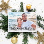 Tarjeta Festiva Navidades de Merry Beachy divertida foto de vacaci<br><div class="desc">Comparte tu foto favorita de las vacaciones en la playa con esta divertida y moderna tarjeta de fotos navideña con una moderna tipografía escrita a mano que dice "Navidades de la playa de los cerezos" decorada con olas, sol y ilustraciones de surf. Fácilmente personalizable con una de sus fotos favoritas...</div>