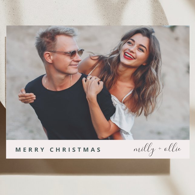 Tarjeta Festiva Navidades de moda | Fotografía moderna en pareja (A simple, elegant Christmas photo card with modern typography and timeless minimalist charm.)