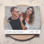 Tarjeta Festiva Navidades de moda | Fotografía moderna en pareja<br><div class="desc">Elegante tarjeta de felicitación plana con fotografía de vacaciones con tipografía moderna "Feliz Navidad" en rojo y escritura manuscrita para los nombres de las parejas en un fondo blanco minimalista y simple limpio con un color verde oscuro del bosque al revés. La foto, el nombre y el saludo se pueden...</div>