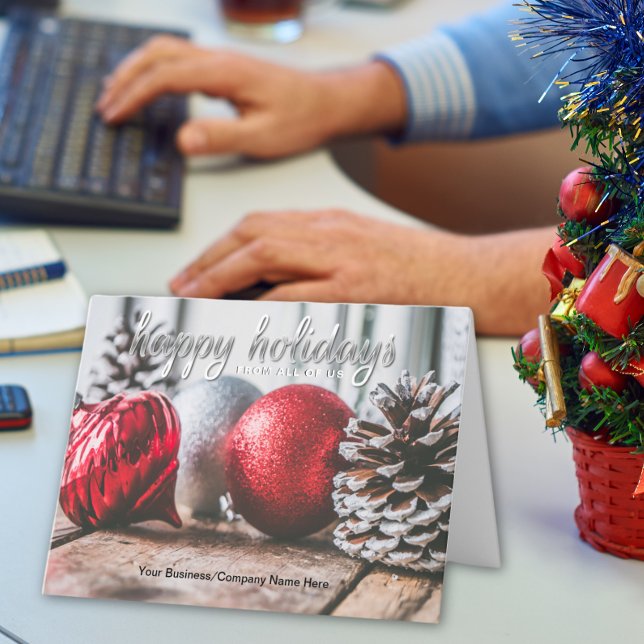 Tarjeta Festiva Navidades de ornamentos rojos y grises (Elegant red and gray ornaments create a warm, classic holiday greeting.)