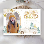 Tarjeta Festiva Navidades de oro de Snowman, camión blanco retro<br><div class="desc">Sorprenda a sus huéspedes con esta elegante tarjeta de Navidades de invierno con tema en los bosques, que incluye un bonito camión blanco y un adorable muñeco de nieve con flores blancas. Simplemente agrega tu texto en esta plantilla fácil de usar y adorna esta tarjeta con tu foto favorita para...</div>