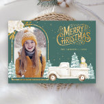 Tarjeta Festiva Navidades de oro del Camión Blanco Snowman Foto Ve<br><div class="desc">Sorprenda a sus huéspedes con esta elegante tarjeta de Navidades de invierno con tema en los bosques, que incluye un bonito camión blanco y un adorable muñeco de nieve con flores blancas. Simplemente agrega tu texto en esta plantilla fácil de usar y adorna esta tarjeta con tu foto favorita para...</div>