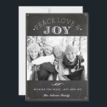Tarjeta Festiva Navidades de Peace Love and Joy Faux Chalkboard Fo<br><div class="desc">Paz, amor y alegría | Envíe sus deseos de vacaciones a amigos y familiares con esta tarjeta de Navidades de personalizable. Esta tarjeta de Navidades fotográficos presenta un fondo falso de pizarra. Personalice agregando sus detalles. Esta tarjeta de Navidad personalizado está disponible en otros colores y material de cartón. Los...</div>