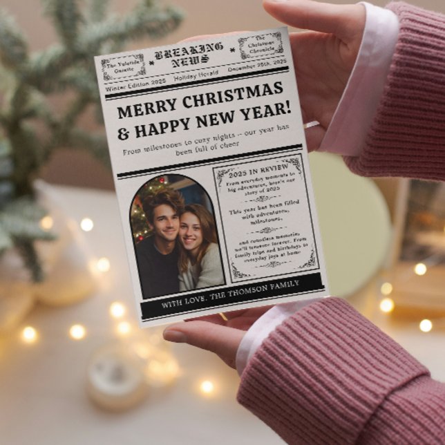 Tarjeta Festiva Navidades de periódicos de opinión sobre qué año h (newspaper year in review what a year photo collage modern family vintage classic black and white)