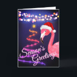 Tarjeta Festiva Navidades de playa tropical Flamingo Rosado<br><div class="desc">La tarjeta de bienvenida de los Navidades tropicales de playa Greetings de esta temporada incluye un flamingo rosa con un sombrero de Santa blanca y roja. Hay luces de cuerda festivas y un árbol de Navidad de Cinta y Estrellas. Saludo interno ~ "Los Deseos Más Cálidos De Nuestro Paraíso De...</div>