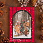 Tarjeta Festiva Navidades de pulsera roja en arco moderno y guión<br><div class="desc">Nuestra moderna tarjeta postal de vacaciones es una manera moda y contemporánea de enviar sus saludos de vacaciones. Esta tarjeta muestra la foto de su personalizado de manera prominente en el centro, enmarcada por un diseño de arco moderno en un estampado de yeso rojo festivo. La forma del arco aporta...</div>
