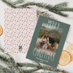 Tarjeta Festiva Navidades de Punto de Boho Verde Polka Foto vertic<br><div class="desc">Esta tarjeta de vacaciones vertical de Navidades de polka boho verde es perfecta para su moderno saludo de vacaciones inspirado en una casa de campo bohemia. El clásico estilo rústico, aunque delicado, le confiere un aspecto muy original, conservándolo en lo lindo y sencillo. Los puntos de polka vienen en tonos...</div>