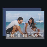 Tarjeta Festiva Navidades de tipografía de Retro Happy Holidays<br><div class="desc">Tipografía de Felices Fiestas y tu foto favorita con tus nombres grabando moda en la parte de atrás. Diseño perfecto para ver la foto. *CAMBIAR EL COLOR en la parte posterior de la tarjeta para que coincida con tu foto. Seleccione Matte para el papel más pesado y la Alta Definición...</div>