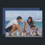 Tarjeta Festiva Navidades de tipografía de Retro Happy Holidays<br><div class="desc">Tipografía de Felices Fiestas y tu foto favorita con tus nombres grabando moda en la parte de atrás. Diseño perfecto para ver la foto. *CAMBIAR EL COLOR en la parte posterior de la tarjeta para que coincida con tu foto. Seleccione Matte para el papel más pesado y la Alta Definición...</div>