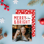 Tarjeta Festiva Navidades de tipografía negrita y mora roja y bril<br><div class="desc">Envíe esta tendencia este año con esta nueva nueva tarjeta fotográfica de vacaciones con tipografía moderna con su foto de abajo. En la parte trasera hay un patrón y un lugar para una foto y sentimiento adicionales. Esta tarjeta es completamente personalizable incluyendo fuentes y colores.</div>