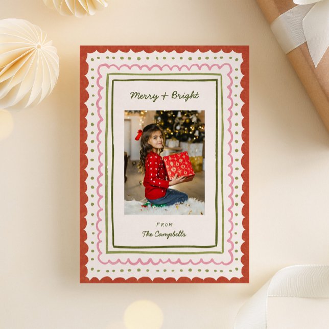 Tarjeta Festiva Navidades de tramas capilares caprichosos (whimsical hand-drawn scalloped and curly frames holiday photo card)