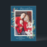 Tarjeta Festiva Navidades de Winter Blue Red Holly Berries<br><div class="desc">Envíe sus deseos/mensajes a sus Navidades con estas tarjetas de fotos botánicas Mistletoe que incluyen Floral acuática y bayas con un pequeño contenedor de oro para destacar su mensaje de bienvenida. (1) Para una mayor personalización, haga clic en el enlace "personalizar adicional" y utilice nuestra herramienta de diseño para modificar...</div>