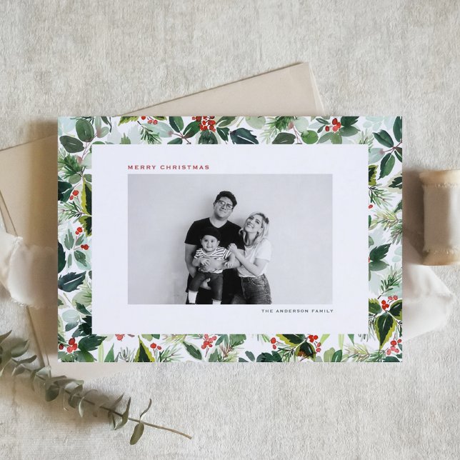 Tarjeta Festiva Navidades de Winterberry Rojo Variado de Acuarela (Customizable botanical photo Christmas card featuring watercolor holly and greenery pattern. )