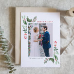 Tarjeta Festiva Navidades de Winterberry y Holly Bodas Foto<br><div class="desc">Celebra tu primera Navidad como pareja casada con nuestra tarjeta de Navidades de bodas de fotos de personalizable con agua y cruz de invierno. Este elegante diseño de tarjetas vacacionales combina la belleza intemporal de las hojas y muros de invierno con un delicado efecto acuarela, creando un estilo festivo y...</div>